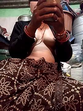 Snapshot of MISS_LOVE_001 chatting on 11/21/25, 05:00 MISS LOVE 001 online show from 11/21/25, 05:00