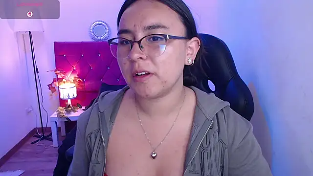 Snapshot of SashaGrey__ chatting on 09/17/25, 01:02 SashaGrey online show from 09/17/25, 01:02
