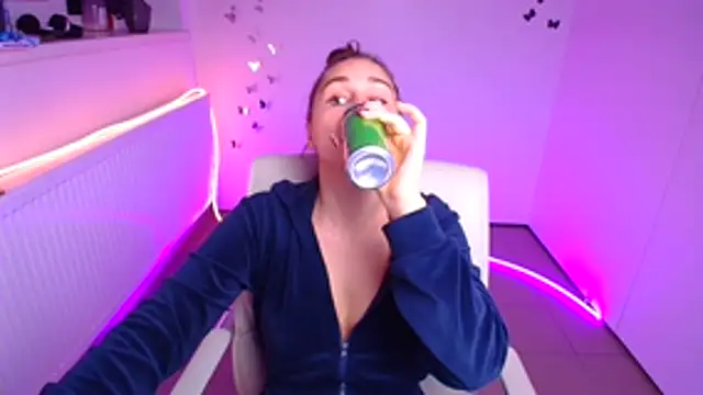 Stefanie Sweet online show from 10/28/25, 02:09