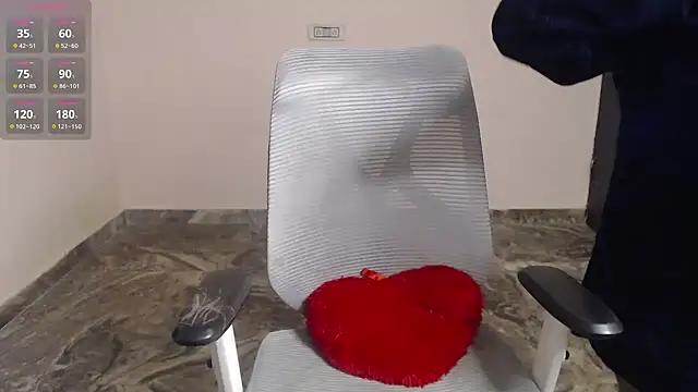 Snapshot of Samiksha- chatting on 11/21/25, 06:01 Samiksha- online show from 11/21/25, 06:01