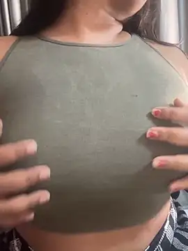 Snapshot of Maggi-is-back chatting on 10/19/25, 02:23 Maggi-is-back online show from 10/19/25, 02:23