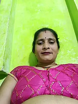 Snapshot of Hot-piuy chatting on 10/31/25, 05:03 Hot-piuy online show from 10/31/25, 05:03