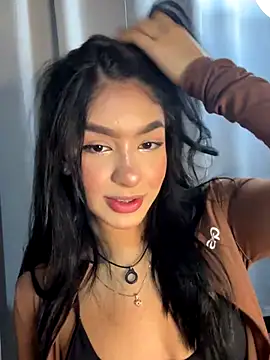 Snapshot of jenn_fit chatting on 11/19/25, 02:22 jenn fit online show from 11/19/25, 02:22