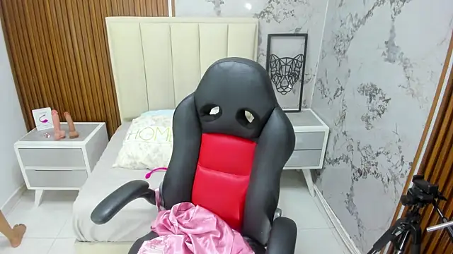 Snapshot of BRIHANACONOR chatting on 10/14/25, 12:28 BRIHANACONOR online show from 10/14/25, 12:28