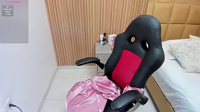 Snapshot of BRIHANACONOR chatting on 10/17/25, 12:19 BRIHANACONOR online show from 10/17/25, 12:19