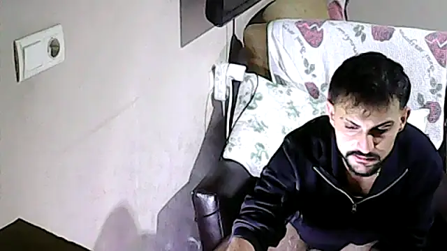 Snapshot of Muratcan33 chatting on 10/29/25, 01:52 Muratcan33 online show from 10/29/25, 01:52