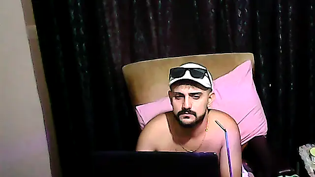 Snapshot of Muratcan33 chatting on 11/02/25, 09:00 Muratcan33 online show from 11/02/25, 09:00