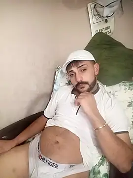 Snapshot of Muratcan33 chatting on 11/19/25, 11:38 Muratcan33 online show from 11/19/25, 11:38