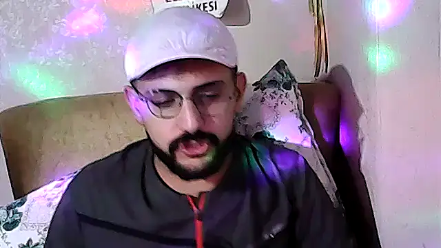 Snapshot of Muratcan33 chatting on 11/24/25, 02:28 Muratcan33 online show from 11/24/25, 02:28