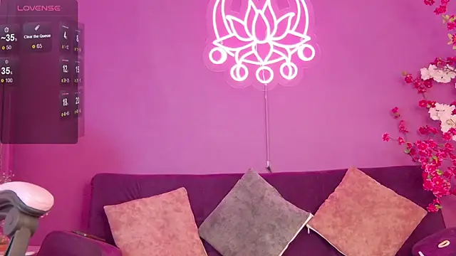 Maylu Fox online show from 10/20/25, 12:27