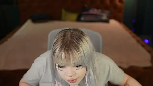 Yuki sun online show from 11/08/25, 03:23