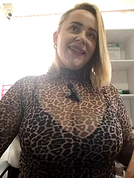 Snapshot of CurvyLust_x chatting on 09/13/25, 02:39 CurvyLust x online show from 09/13/25, 02:39