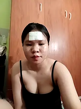 Snapshot of emyeuhss chatting on 10/02/25, 03:52 emyeuhss online show from 10/02/25, 03:52