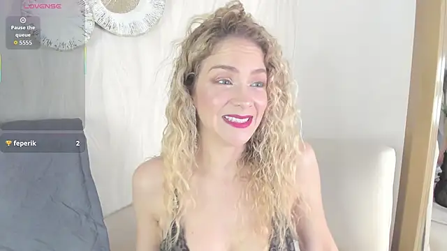 Snapshot of Velora__ chatting on 11/03/25, 03:41 Velora online show from 11/03/25, 03:41