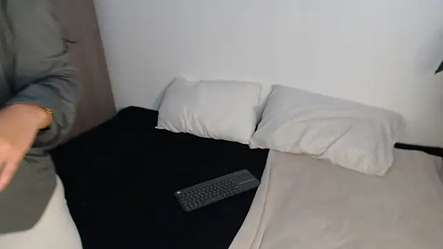   abrill   online show from 10/27/25, 08:35