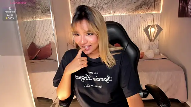 Emilly mell online show from 10/17/25, 11:57