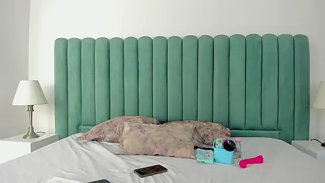 EmilyHanks  online show from 11/18/25, 10:47