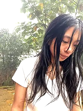 Snapshot of EmLy02 chatting on 10/16/25, 12:22 EmLy02 online show from 10/16/25, 12:22