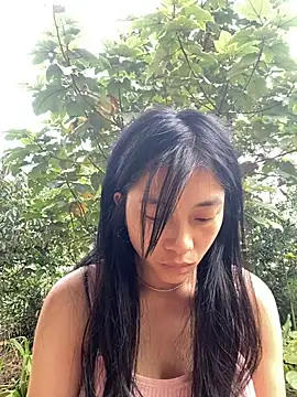 Snapshot of EmLy02 chatting on 10/18/25, 07:09 EmLy02 online show from 10/18/25, 07:09