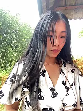 Snapshot of EmLy02 chatting on 10/20/25, 01:06 EmLy02 online show from 10/20/25, 01:06