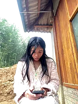 Snapshot of EmLy02 chatting on 11/13/25, 01:26 EmLy02 online show from 11/13/25, 01:26