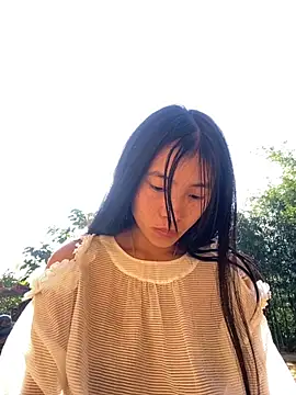 Snapshot of EmLy02 chatting on 11/16/25, 01:33 EmLy02 online show from 11/16/25, 01:33