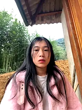 Snapshot of EmLy02 chatting on 11/16/25, 11:43 EmLy02 online show from 11/16/25, 11:43