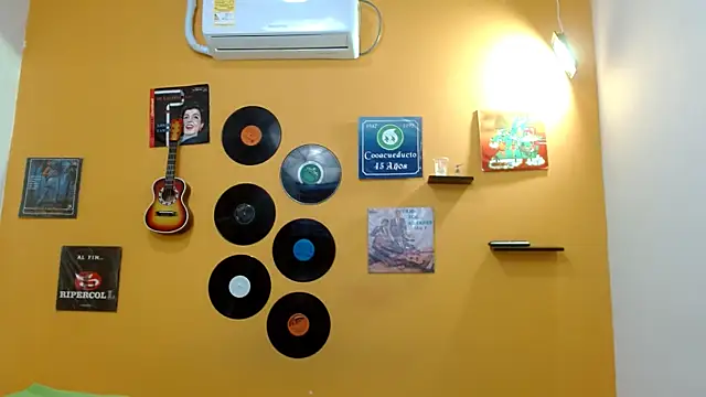 skinnyverus18 online show from 10/31/25, 07:04