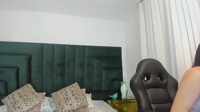 SaraWagner  online show from 10/28/25, 12:14