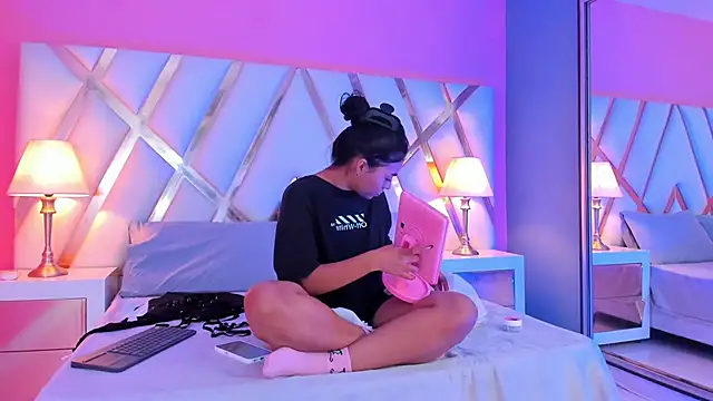 Snapshot of JadeeKhan chatting on 10/07/25, 09:01 JadeeKhan online show from 10/07/25, 09:01