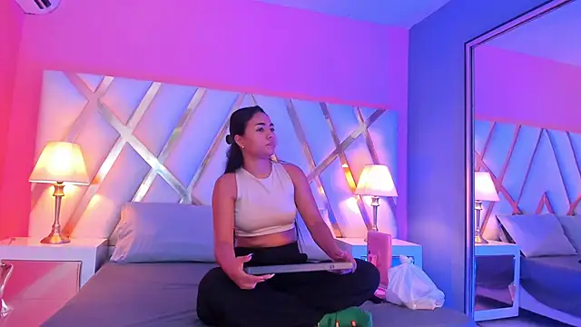 Snapshot of JadeeKhan chatting on 10/09/25, 08:18 JadeeKhan online show from 10/09/25, 08:18