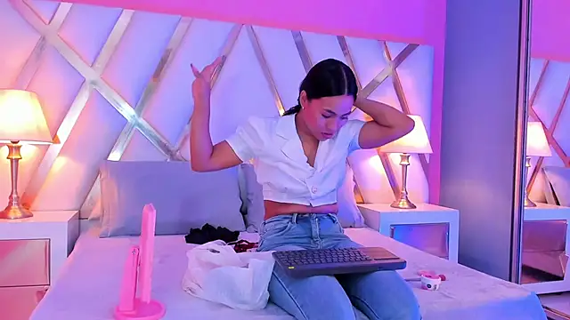 Snapshot of JadeeKhan chatting on 10/10/25, 08:19 JadeeKhan online show from 10/10/25, 08:19