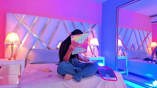 Snapshot of JadeeKhan chatting on 10/11/25, 07:56 JadeeKhan online show from 10/11/25, 07:56