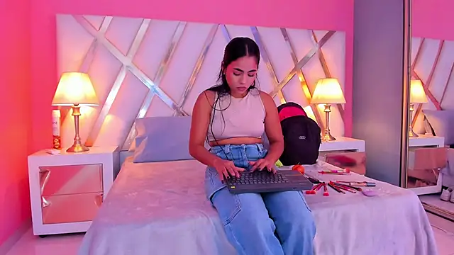 Snapshot of JadeeKhan chatting on 10/17/25, 08:55 JadeeKhan online show from 10/17/25, 08:55