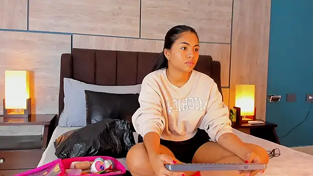 Snapshot of JadeeKhan chatting on 11/16/25, 05:24 JadeeKhan online show from 11/16/25, 05:24