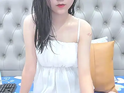 Snapshot of _ly__ chatting on 10/06/25, 04:15 ly online show from 10/06/25, 04:15