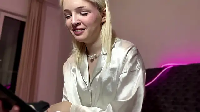 Snapshot of blondekira chatting on 10/21/25, 02:40 blondekira online show from 10/21/25, 02:40