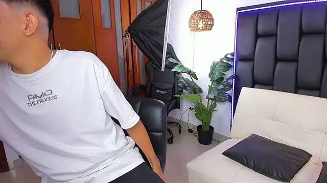 Snapshot of wilbert_hot01 chatting on 11/26/25, 01:28 wilbert hot01 online show from 11/26/25, 01:28