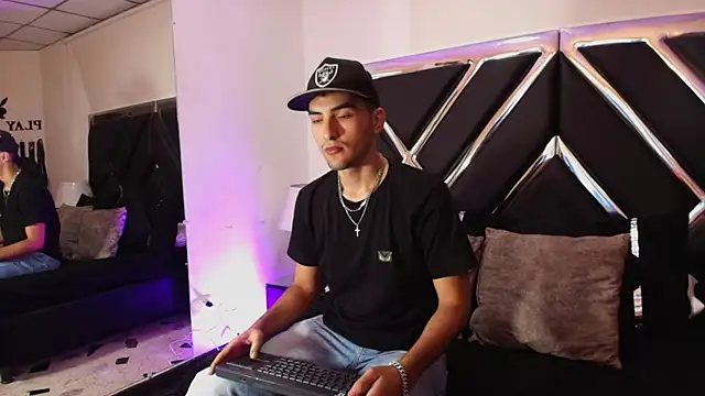 AlekRuizx online show from 10/17/25, 03:31