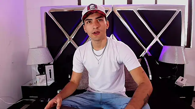 AlekRuizx online show from 10/27/25, 04:22