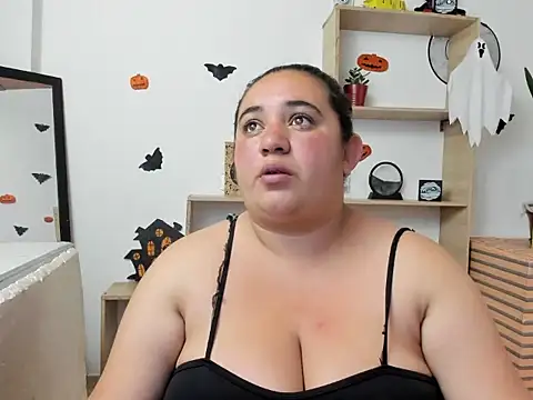 Snapshot of Khloe_Tommson_ chatting on 10/29/25, 01:02 Khloe Tommson online show from 10/29/25, 01:02