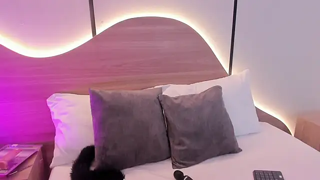 doll eyees  online show from 10/18/25, 06:41