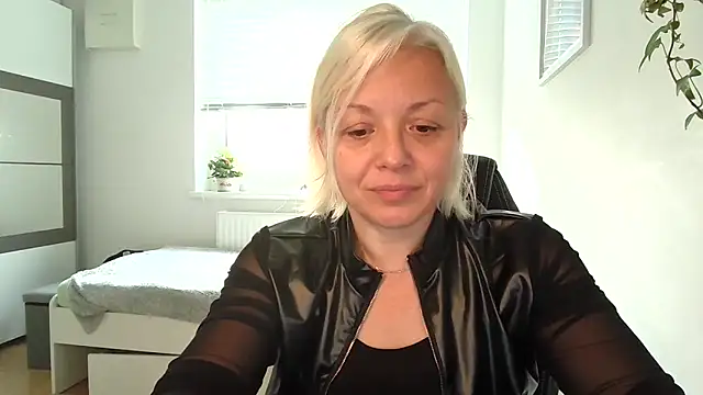 Linsy Kim online show from 10/21/25, 06:58