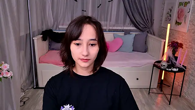 EmilySwonn online show from 10/26/25, 04:02