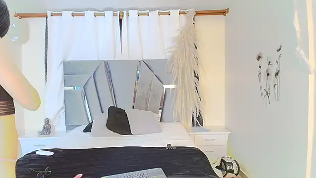 Snapshot of MiniLove_01 chatting on 10/22/25, 12:05 MiniLove 01 online show from 10/22/25, 12:05