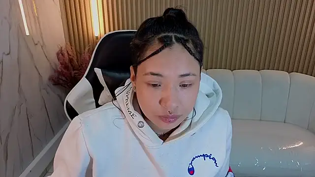 Snapshot of Hollypeyton_Tp chatting on 10/31/25, 01:12 Hollypeyton Tp online show from 10/31/25, 01:12