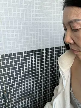 xiiuuff18 online show from 10/24/25, 01:35