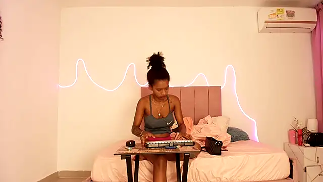 Valerin salazar online show from 10/21/25, 01:23