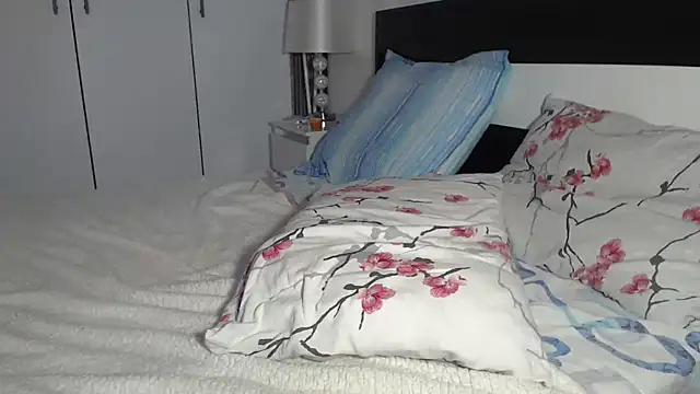 Snapshot of petite_danielle chatting on 10/18/25, 04:59 petite danielle online show from 10/18/25, 04:59