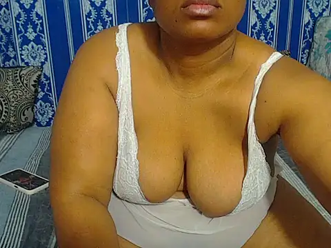 JUICEYLIPS333 online show from 10/14/25, 04:57